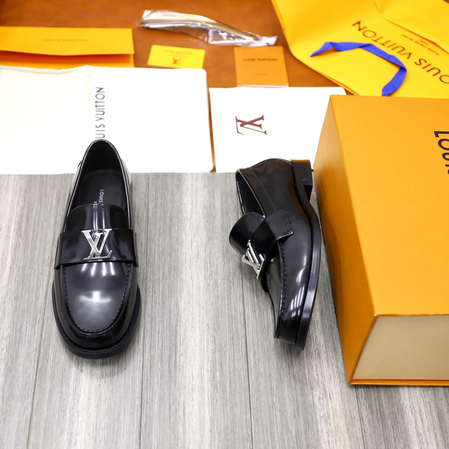 Men's shoes 💰: 💰900LV Louis Vuitton slip-on loafers, top quality products produced in Dongguan, ready for sale! This LV Glove loafer is made of selected soft cowhide, with a slightly wrinkled leather surface and a very high-end texture. Each pair is unique. The leather surface is light and soft, with a fine texture and good luster. It is a classic loafer style, with exquisite handmade mark stitching on the toe, and a square toe configuration to highlight the classic style. The horizontal band has hot-printed LV three-dimensional letters, semi-solid handcrafts and a genuine leather outsole, and a rubber patch on the heel to create wear-resistant performance and comfort. One of the must-have loafers for men! Comes with full original packaging! Code number: 38-39-40-41-42-43-44 (38, 45, 46 customized) standard leather shoe code